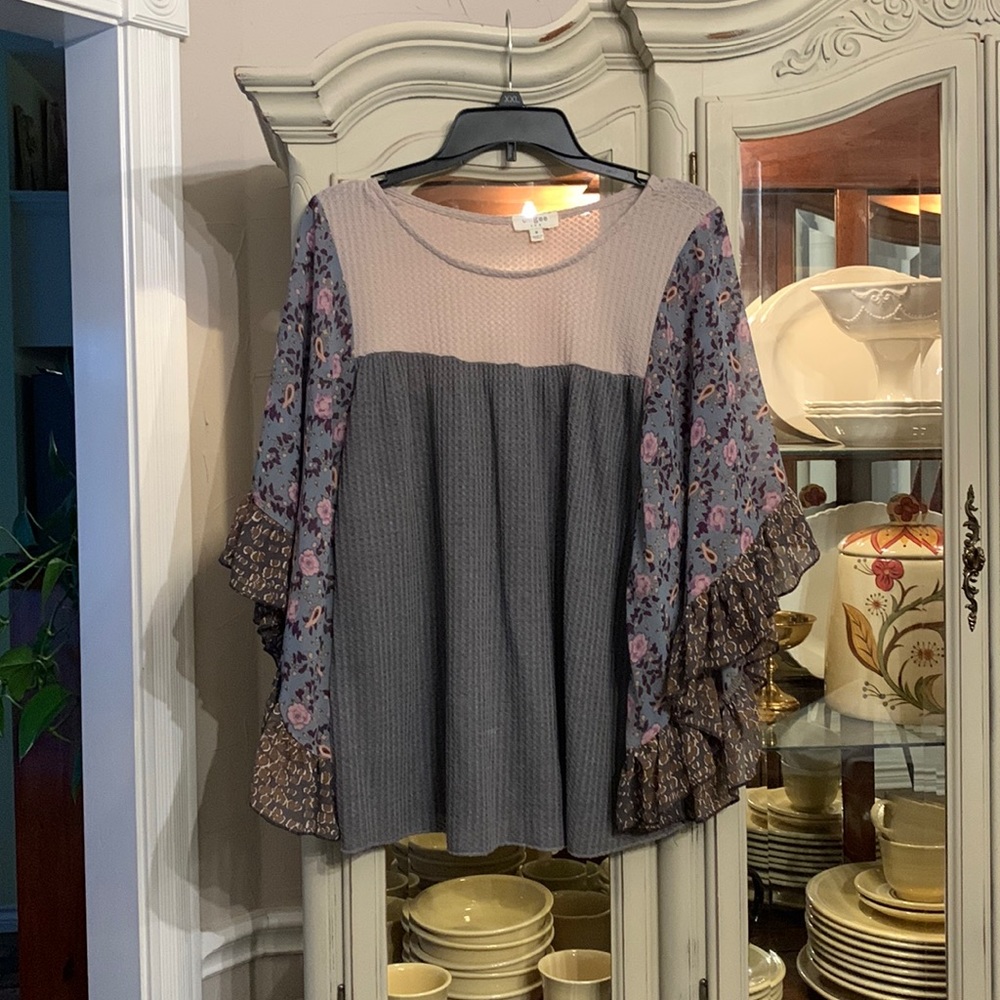 Umgee Gray and Pink Floral Blouse